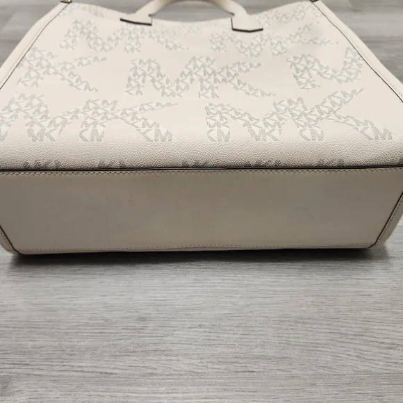 Michael Kors Maple Large Logo Tote - Vanilla/Cream MSRP $398*FAST SHIPPING*